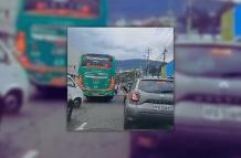 Ciudadanos captaron en vídeo la acción del conductor de un bus en Cumbayá.