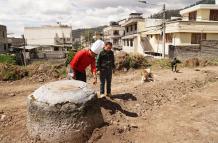 Los habitantes Nilo Lima y Geovanny Calderón han tomado la iniciativa de arreglar el barrio, ante la falta de apoyo municipal.