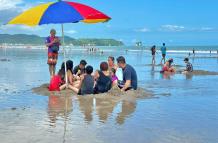 Las personas pasan el feriado en la playa de Atacames.