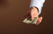 Las transacciones de dinero son comunes. Los bancos son una opción de medio.