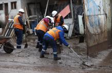 Gente de La Comuna empieza a sacar el lodo de las calles y casas.