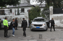 El ingreso al edificio diplomático se mantiene resguardado.