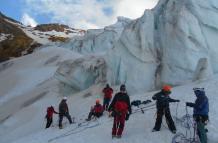 Personal de rescate trabaja en la zona para encontrar a las personas desaparecidas en el nevado del Parque Nacional Cayambe Coca.