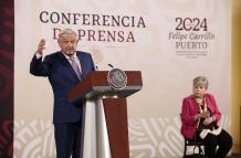 El presidente de México, Manuel López Obrador (i), y la secretaria de Exteriores, Alicia Bárcena.