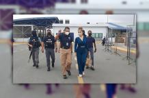 Claudia Garzón (azul) fue comisionada para la pacificación de las cárceles. En la imagen está junto al general Pablo Ramírez, en la época director del sistema penitenciario. Ambos están procesados en Metástasis.