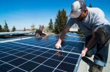 La instalación de sistemas de paneles solares es una opción que la ciudadanía ha estado analizando a causa de los cortes de energía eléctrica en Ecuador.