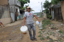 Jodidos. Varios sectores de Guayaquil permanecen sin agua y sin luz.