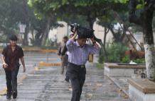 La lluvia, un lío al iniciarse la jornada electoral de este 21 de abril.