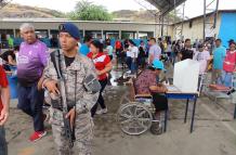 Moradores del cantón Durán acuden a las urnas para votar.