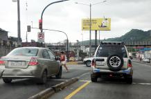 Invasión del carril de la Metrovía.