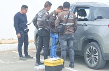 La policia revisa minuciosamente el carro de la autoridad provincial