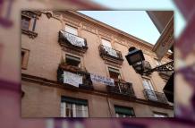 La mujer habita al frente del restaurante, que en su terraza cuenta con un espacio para clientes.