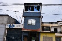 En esta vivienda arrojaron una granada y más explosivos para incendiarla.