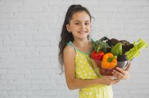 Niña con vegetales