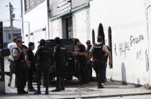 1. Los sospechosos fueron aprehendidos en la misma vivienda donde se produjo el crimen. Esta casa fue inspeccionada por un grupo de agentes policiales.