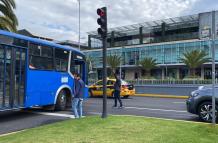 Controladores de buses deben bajar para hacer que el tráfico fluya en una intersección del norte de Quito.