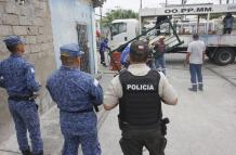 Fuerzas del orden se llevaron portones y cámaras.