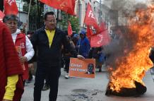 Durante la manifestación empezaron a quemar llantas.