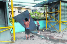 Consumidores desvalijan las estructuras del Malecón del Salado.