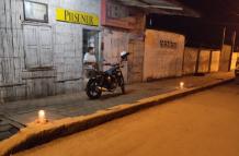 Habitantes de San Isidro encienden velas en sus viviendas y calles, pidiendo por paz y seguridad tras las recientes matanzas.