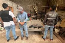 Policía incauta armas y municiones durante operativo en taller clandestino.