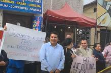 Jubilados y pensionistas protestan frente al Hospital del IESS de Riobamba, exigiendo mejoras en la atención y en los suministros médicos