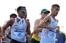 Daniel Pintado (izq.), en los 20 km marcha de París 2024.