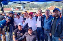 Los miembros del team Gilbert con los premios ganados en el circuito.