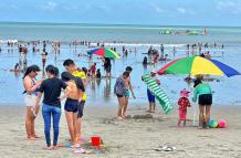 Las playas de Esmeraldas acogieron gran número de turistas durante el feriado.