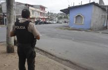 Este lunes, agentes policiales acudieron a la zona, en donde aún había restos de vidrios desprendidos del carro.