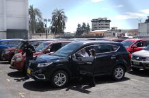 Los carros continúan parqueads en la capital.