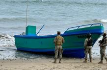 Los lugareños aseguran que la embarcación no es de la zona. Militares la resguardan.