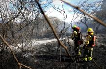 Bomberos de Quito actuaban contra el incendio forestal en Nayón.