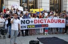 Decenas de venezolanos se manifestaron de forma pacífica este sábado en Zaragoza para pedir la libertad de su país natal y denunciar, con las actas en la mano, el fraude de los recientes comicios presidenciales del 28 de julio.