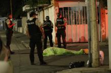 El cuerpo de la víctima quedó en media calle de Urdesa.