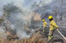 Los bomberos luchaban por apagar el fuego.