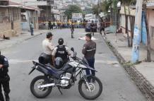 Agentes policiales recabaron aproximadamente seis indicios balísticos.