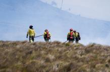 Bomberos de Cuenca apagando un incendio forestal.