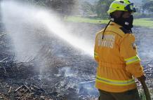 Bomberos combaten incendios forestales en Esmeraldas.