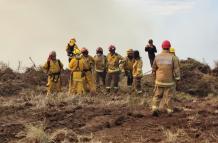 Bomberos quedaron atrapados en medio del fuego y el espeso humo, en Sigchos.