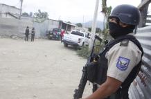 Miembros de la Policía Nacional permanecen custodiando la zona del conflicto.