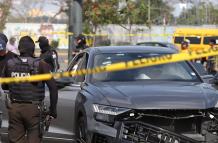 Un auto baleado quedó abandonado en estacionamiento del teatro.