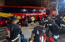 Personal del Cuerpo de Bomberos de Manta.