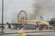 A lo lejos se veía el humo en el cielo en un parque de diversiones, aunque este no se incendió.