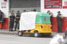 La víctima mortal quedó dentro de la tricimoto, en el noroeste de Guayaquil.