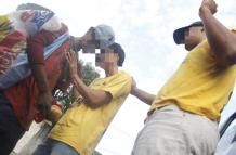 Un grupo de hermanos de la iglesia La Gran Misión oraron por un hombre en situación de calle que encontraron en el camino.