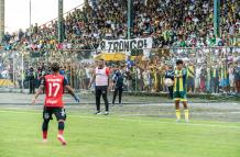 Con el estadio de La Troncal a reventar, Antonio Valencia a filo de cancha, dirigiendo a su equipo AV25.