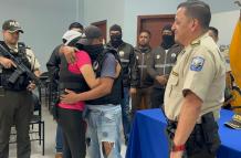 El hombre se emocionó al reencontrarse con su familia.