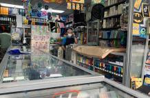 Pedro Sánchez esperaba clientela tras el regreso de la luz.