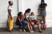 Familiares del fallecido tratan de darle consuelo a su madre.